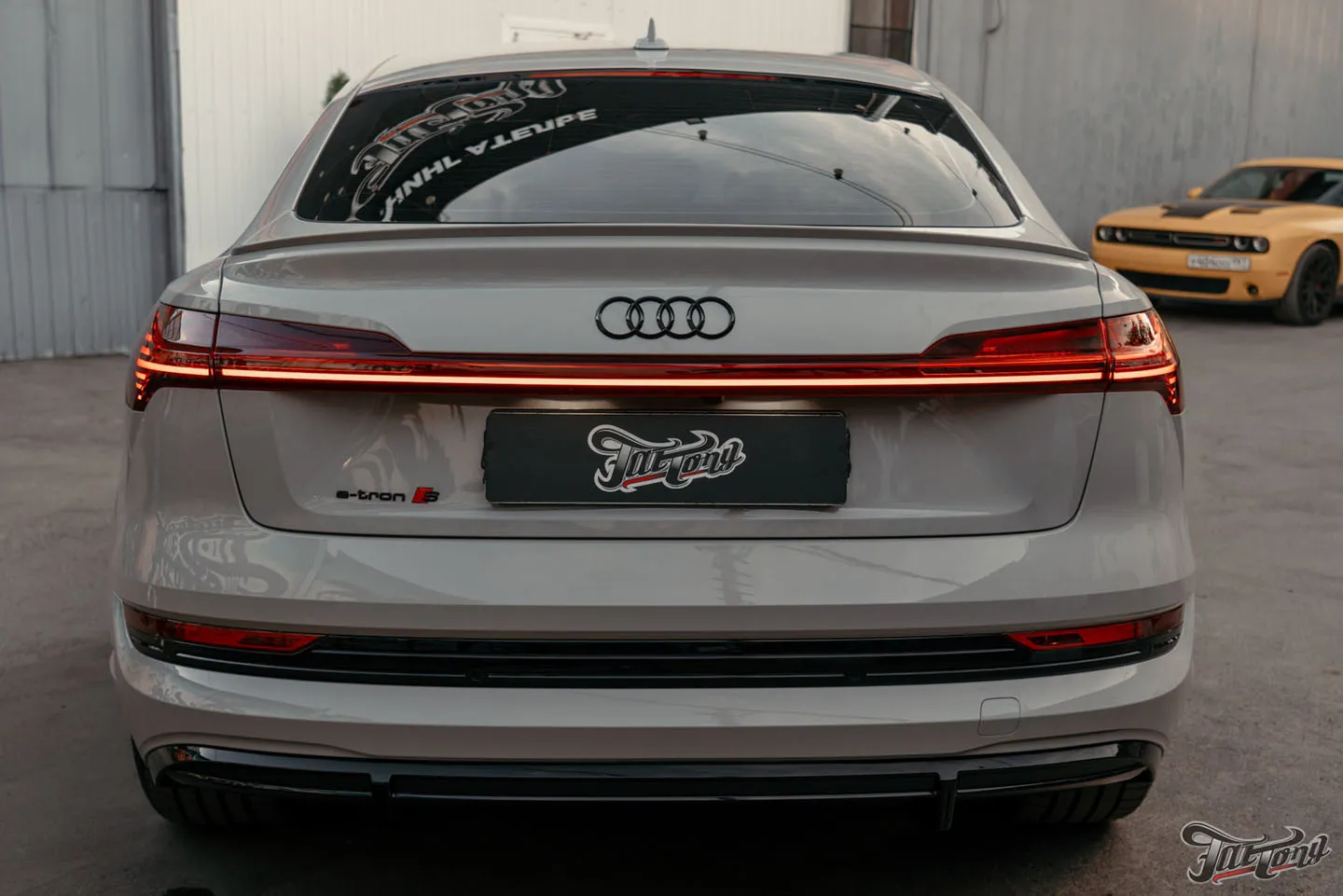 Оклеили Audi e-tron S глянцевым полиуретаном и сделали фирменный Шиномонтаж на вибростенде